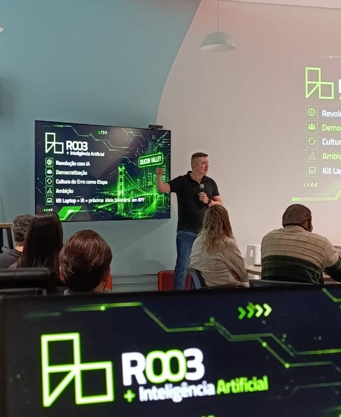 Rodrigo Favaro palestrando sobre inteligência artificial em um evento da ROO3